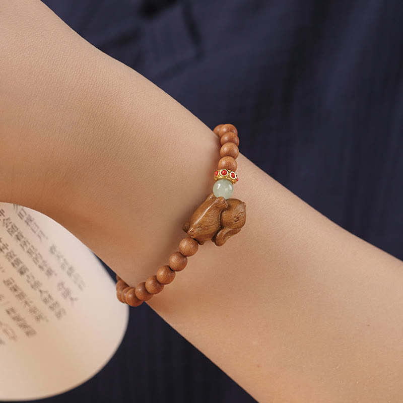 Braccialetto positivo con coniglio carino in legno di sandalo verde e oro Buddha Stones