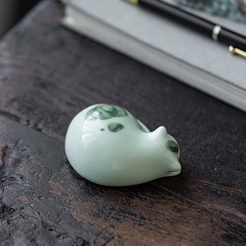 Buddha Stones Mini Lucky Cute Spotted Standing Cat Sleeping Kitten Ceramic Figurina Decorazione