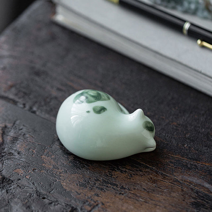 Buddha Stones Mini Lucky Cute Spotted Standing Cat Sleeping Kitten Ceramic Figurina Decorazione