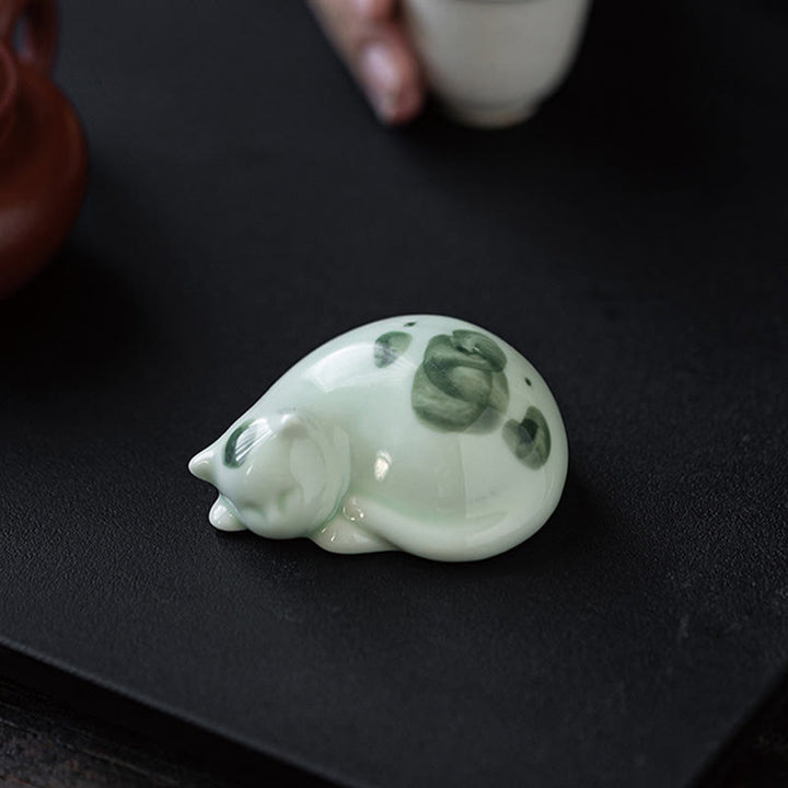 Buddha Stones Mini Lucky Cute Spotted Standing Cat Sleeping Kitten Ceramic Figurina Decorazione