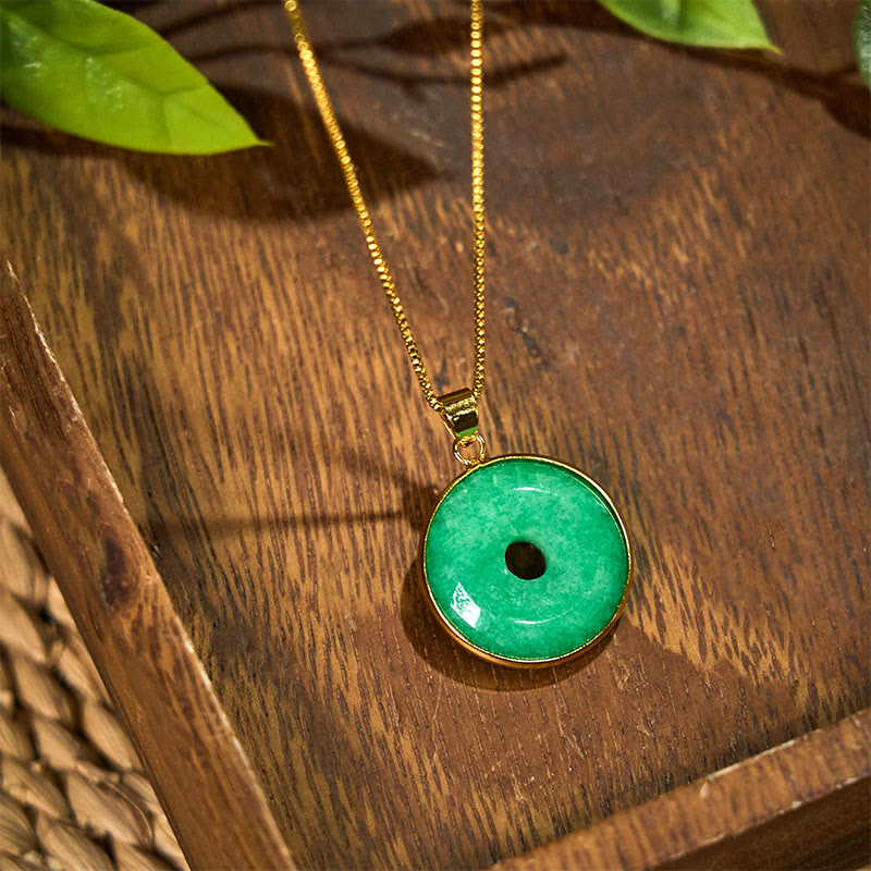 Collana con ciondolo con fibbia della pace in giada ciano naturale Buddha Stones Guarigione Fortuna