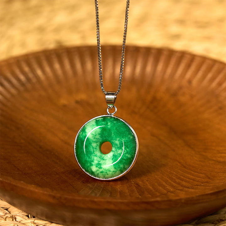 Collana con ciondolo con fibbia della pace in giada ciano naturale Buddha Stones Guarigione Fortuna