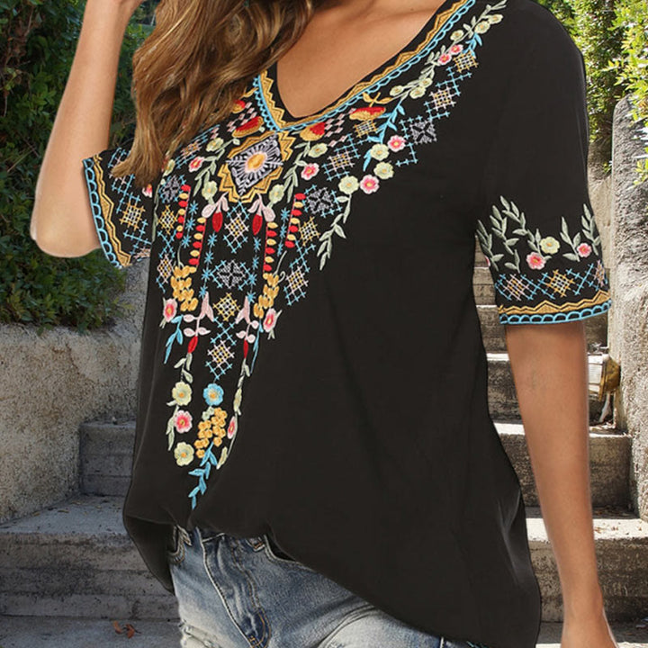 T-shirt da donna a maniche corte con scollo a V e ricamo di Buddha Stones fiori. - image 12