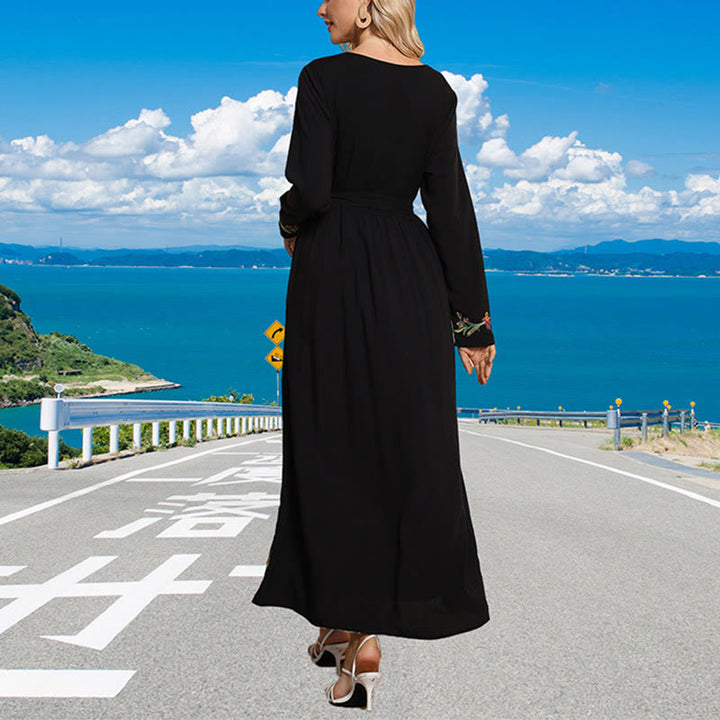 Abito lungo in cotone con motivo floreale e ricamo etnico largo e tinta unita nero Buddha Stones - image 1