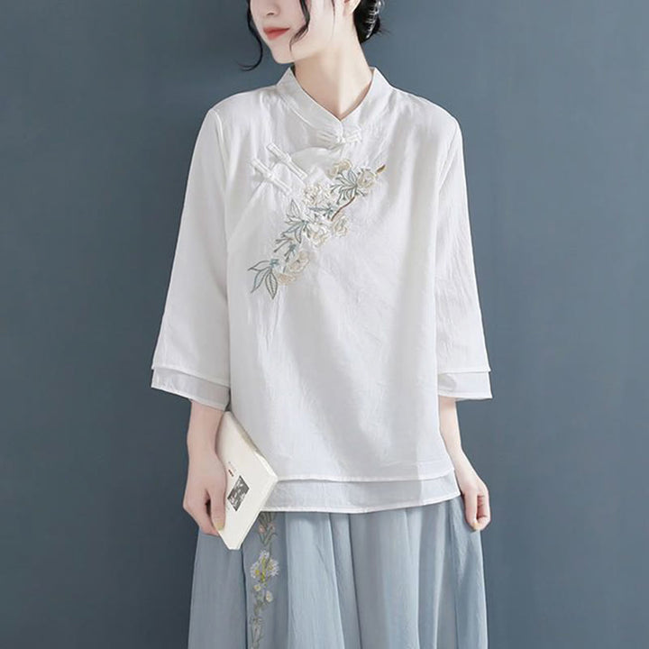 Camicia da donna in cotone e lino con collo alla coreana, maniche a tre quarti, ricamo a fiori con Buddha Stones e bottoni a rana