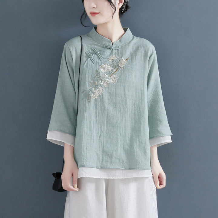 Camicia da donna in cotone e lino con collo alla coreana, maniche a tre quarti, ricamo a fiori con Buddha Stones e bottoni a rana