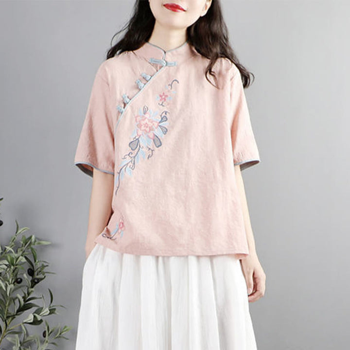 Camicia da donna in cotone e lino con collo alla coreana, bottoni a rana, manica corta, ricamo floreale estivo Buddha Stones - MistyRose - US12, UK/AU16, EU44 (3XL) - image 3