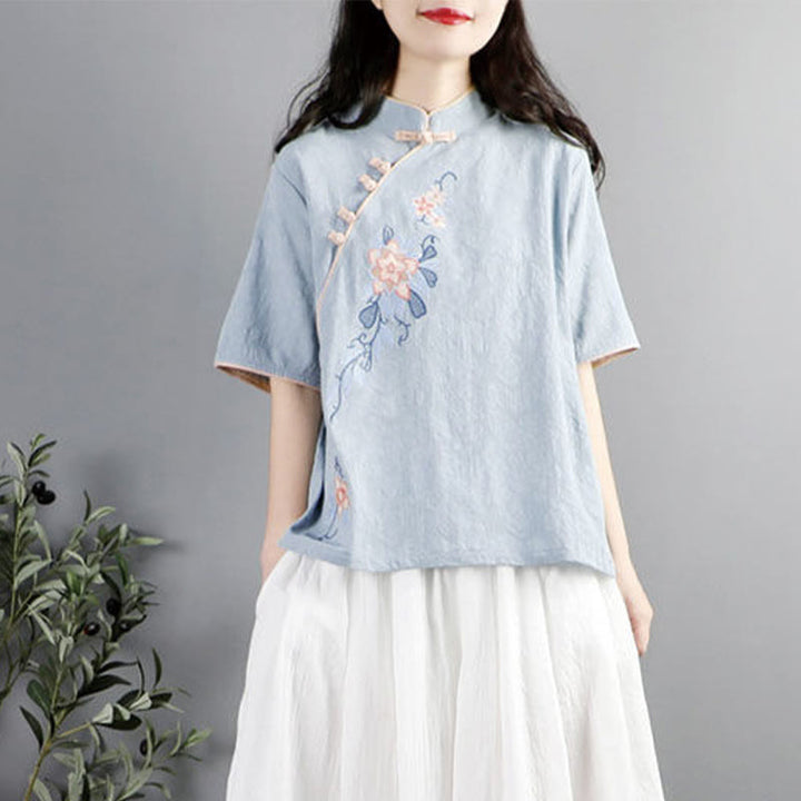 Camicia da donna in cotone e lino con collo alla coreana, bottoni a rana, manica corta, ricamo floreale estivo Buddha Stones - AzzurroCielo Chiaro - US12, UK/AU16, EU44 (3XL) - image 0