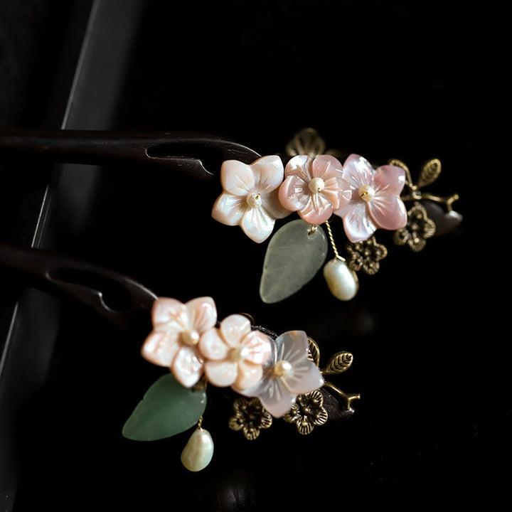 Forcina per capelli con foglie di fiori di conchiglia di ebano Buddha Stones