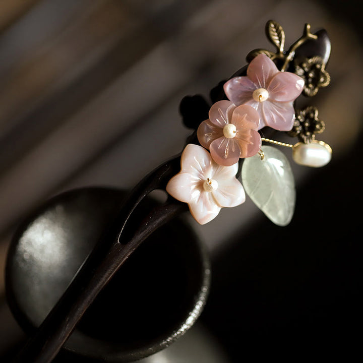 Forcina per capelli con foglie di fiori di conchiglia di ebano Buddha Stones