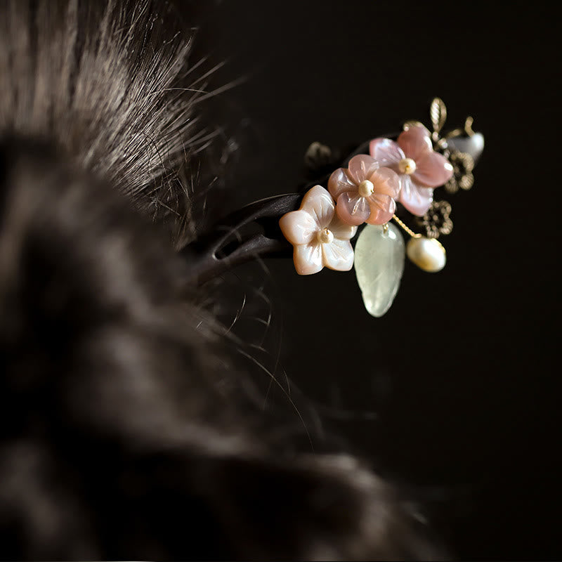 Forcina per capelli con foglie di fiori di conchiglia di ebano Buddha Stones