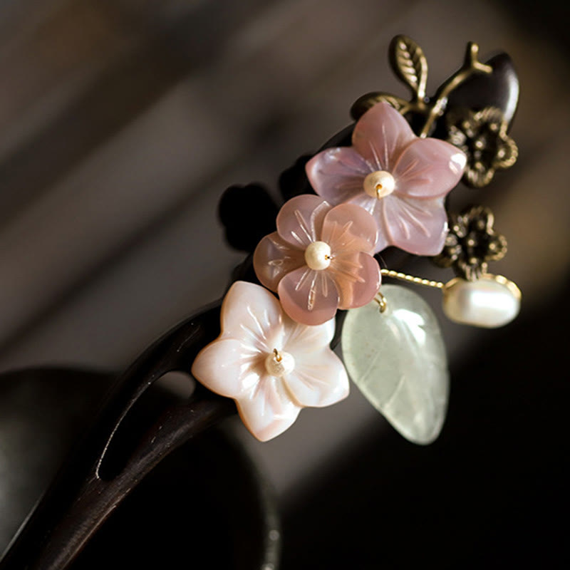 Forcina per capelli con foglie di fiori di conchiglia di ebano Buddha Stones