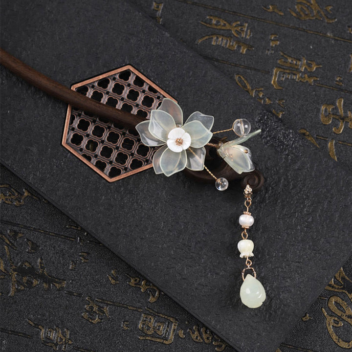 Forcina per capelli con nappa di magnolia, conchiglia, giada e pietre Buddha Stones