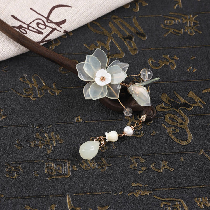 Forcina per capelli con nappa di magnolia, conchiglia, giada e pietre Buddha Stones