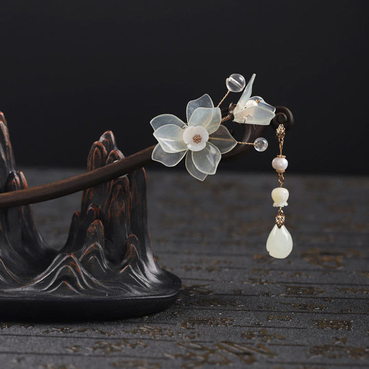 Forcina per capelli con nappa di magnolia, conchiglia, giada e pietre Buddha Stones
