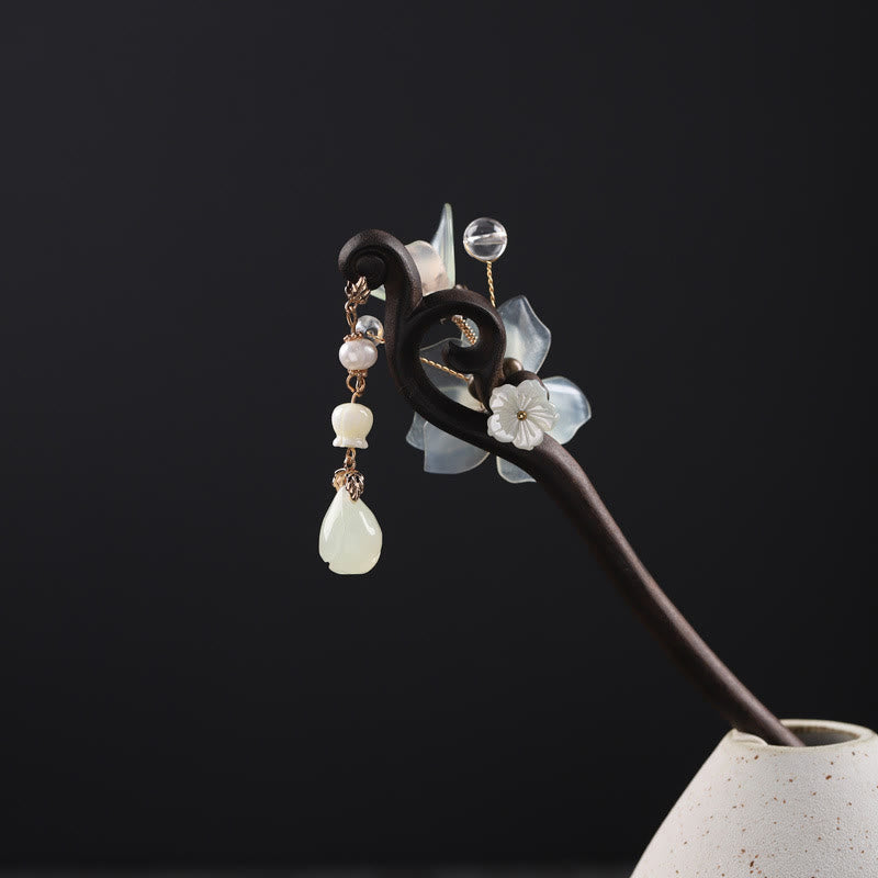 Forcina per capelli con nappa di magnolia, conchiglia, giada e pietre Buddha Stones