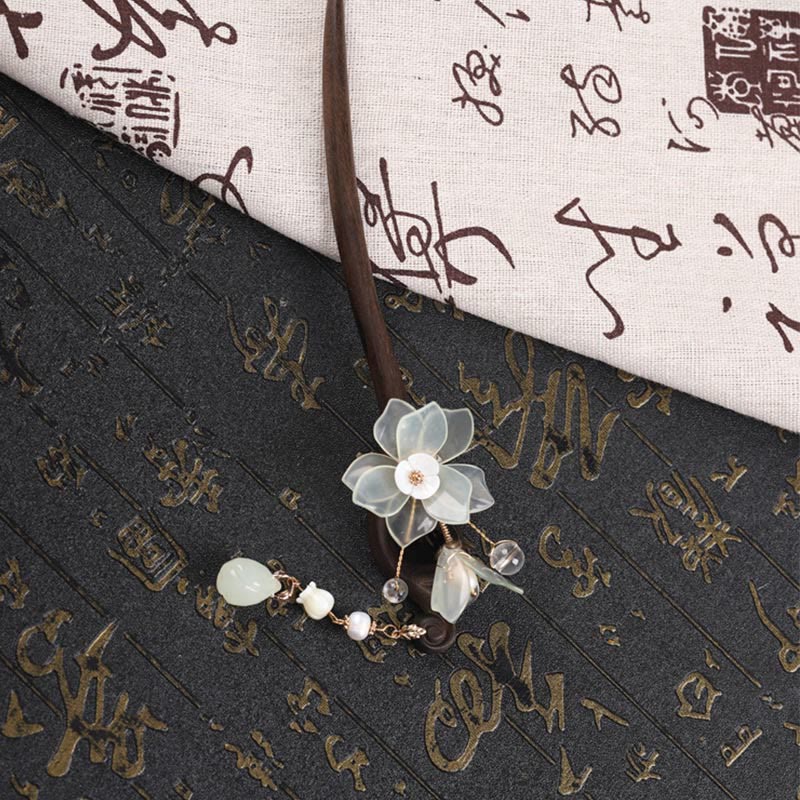 Forcina per capelli con nappa di magnolia, conchiglia, giada e pietre Buddha Stones