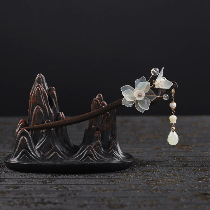 Forcina per capelli con nappa di magnolia, conchiglia, giada e pietre Buddha Stones