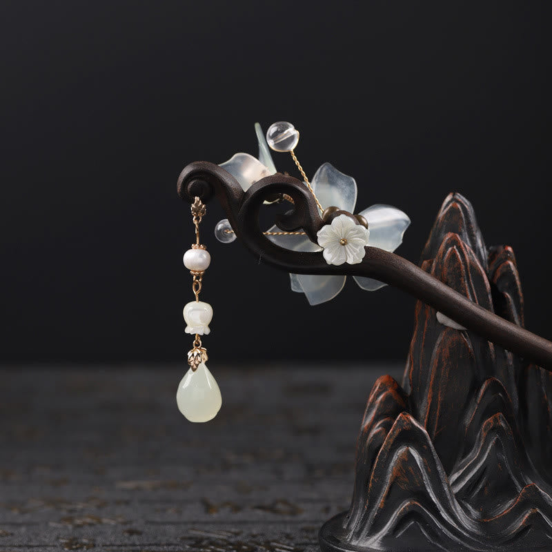Forcina per capelli con nappa di magnolia, conchiglia, giada e pietre Buddha Stones