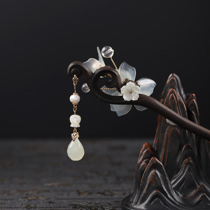 Forcina per capelli con nappa di magnolia, conchiglia, giada e pietre Buddha Stones