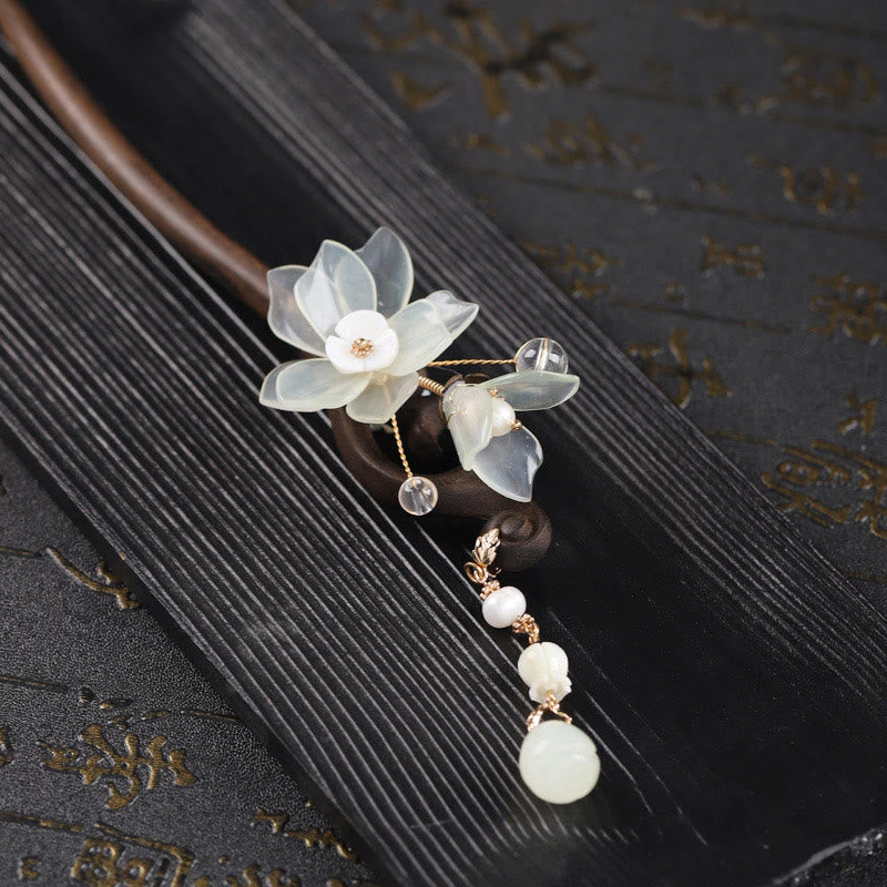 Forcina per capelli con nappa di magnolia, conchiglia, giada e pietre Buddha Stones