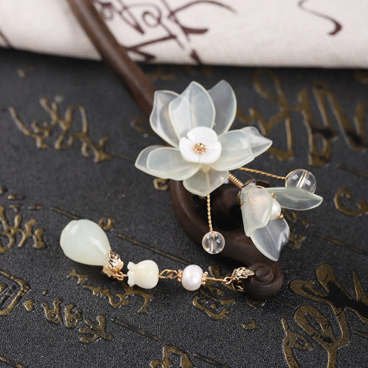 Forcina per capelli con nappa di magnolia, conchiglia, giada e pietre Buddha Stones