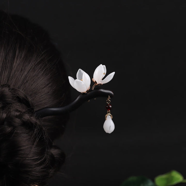 Forcina per capelli con petali di fiori di magnolia in ebano Buddha Stones