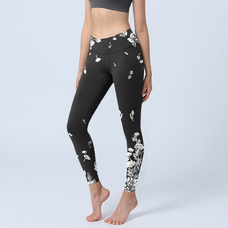 Leggings da palestra con stampa di petali sparsi neri Buddha Stones da donna, pantaloni da yoga - Nero - US18, UK/AU22, EU50 (4XL) - image 1