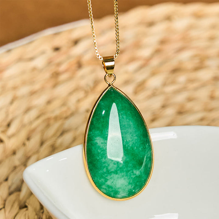 Collana con ciondolo con motivo a goccia d'acqua in giada verde Buddha Stones Abbondanza