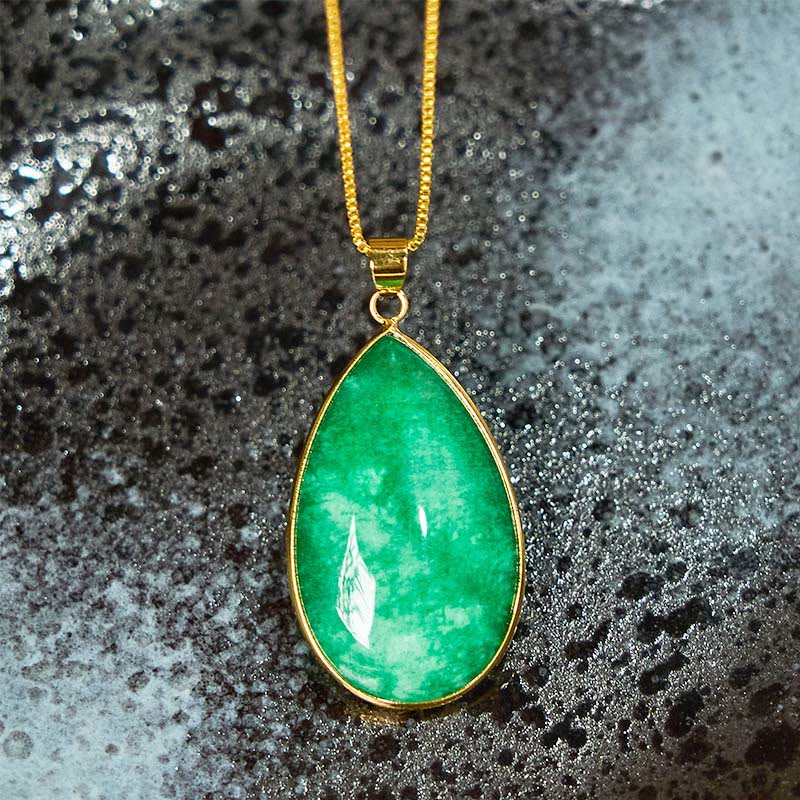 Collana con ciondolo con motivo a goccia d'acqua in giada verde Buddha Stones Abbondanza