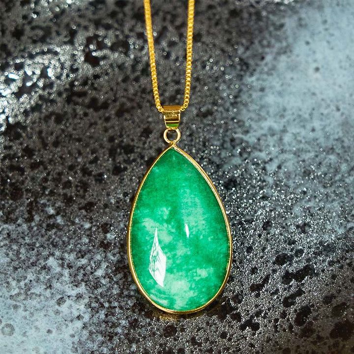 Collana con ciondolo con motivo a goccia d'acqua in giada verde Buddha Stones Abbondanza