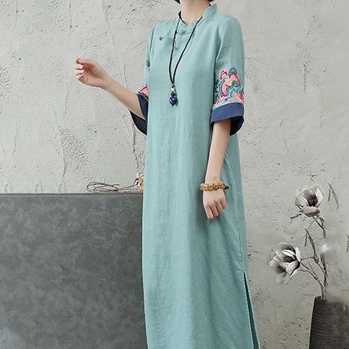 Abito midi da donna a maniche corte con ricami Buddha Stones e bottoni a rana. - image 9