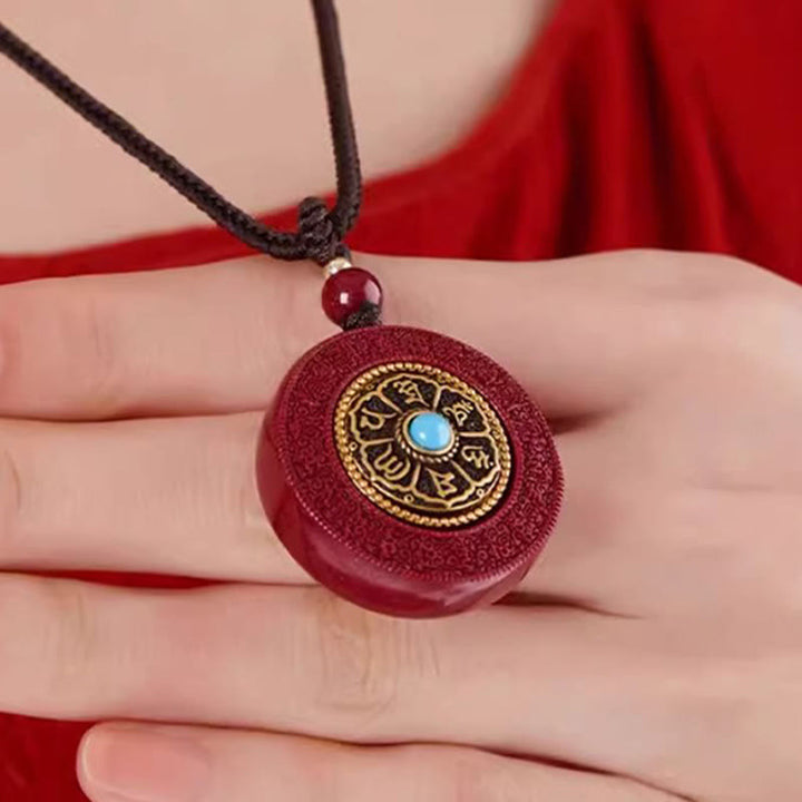 Collana con ciondolo a corda con motivo Yin Yang e scrittura girevole in cinabro naturale Om Mani Padme Hum, Buddha Stones.