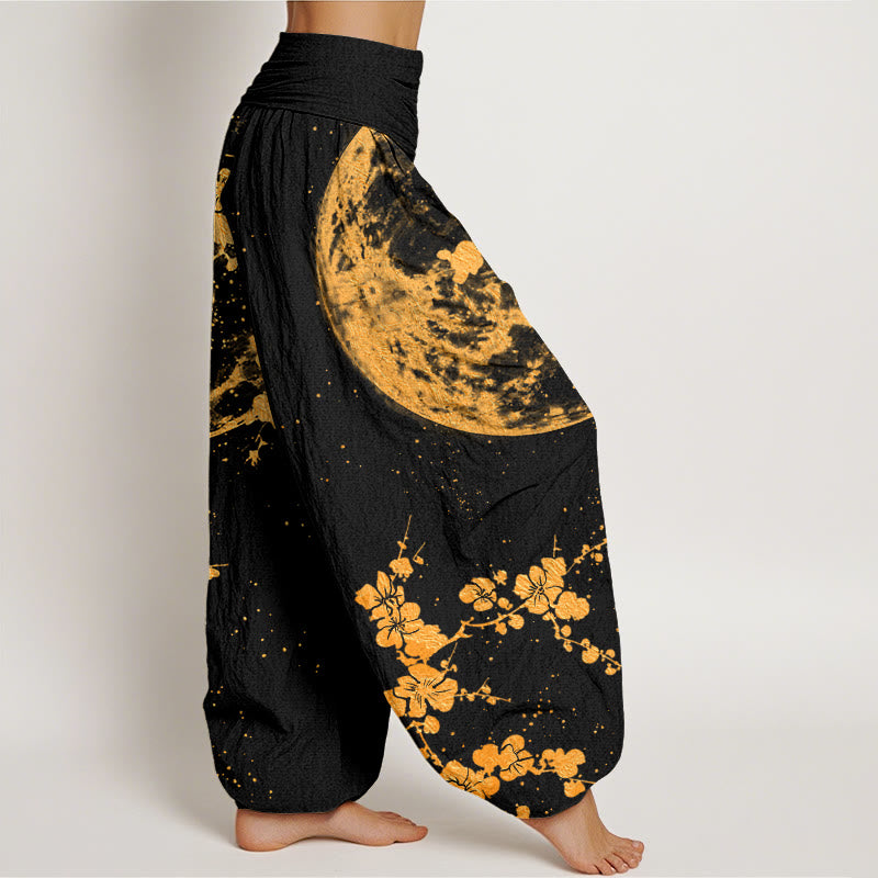 Pantaloni harem da donna con elastico in vita, in cotone con motivo a luna piena e fiori di prugna dorata, motivo Buddha Stones - image 2