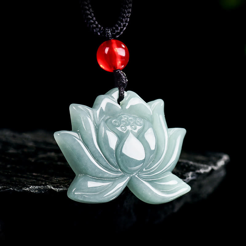 Collana con ciondolo della prosperità in giada intagliata con motivo a fiore di loto Buddha Stones - Giada (Prosperità♥Abbondanza) - image 1
