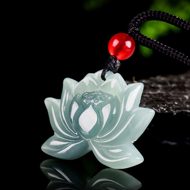 Collana con ciondolo della prosperità in giada intagliata con motivo a fiore di loto Buddha Stones - image 2