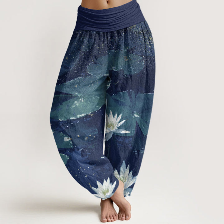 Pantaloni harem da donna con elastico in vita, modello Buddha Stones, foglie di loto casual sul lago - Blu scuro - US22, UK/AU26, EU54 (6XL) - image 5
