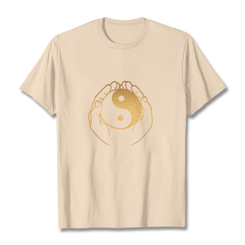 Maglietta Buddha Stones e mani che tengono uno Yin Yang dorato - Biscotto - 2XL - image 13