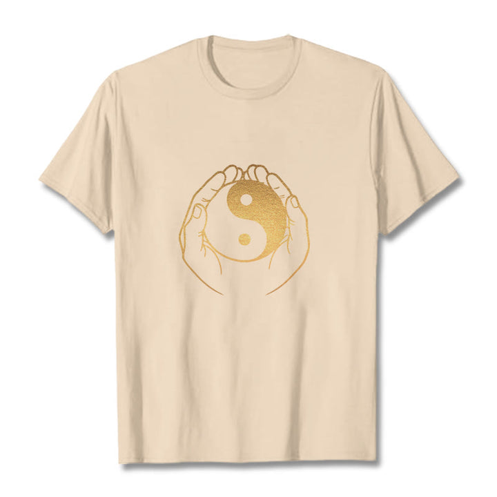 Maglietta Buddha Stones e mani che tengono uno Yin Yang dorato - Biscotto - 2XL - image 12