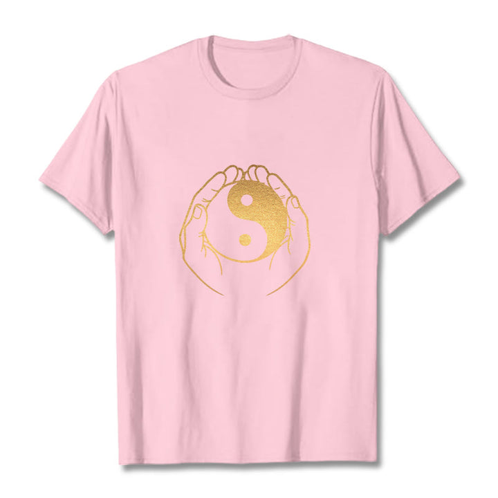 Maglietta Buddha Stones e mani che tengono uno Yin Yang dorato - Rosa chiaro - 2XL - image 17