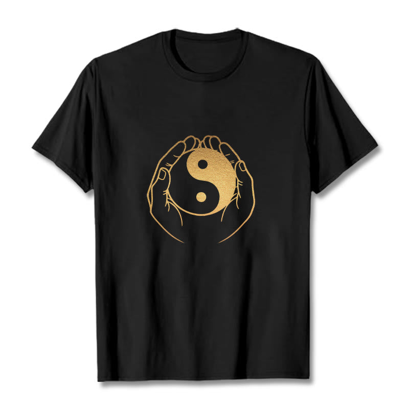 Maglietta Buddha Stones e mani che tengono uno Yin Yang dorato - Nero - 2XL - image 0