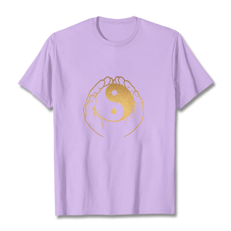 Maglietta Buddha Stones e mani che tengono uno Yin Yang dorato - Prugna - 2XL - image 18