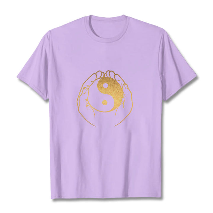 Maglietta Buddha Stones e mani che tengono uno Yin Yang dorato - Prugna - 2XL - image 18