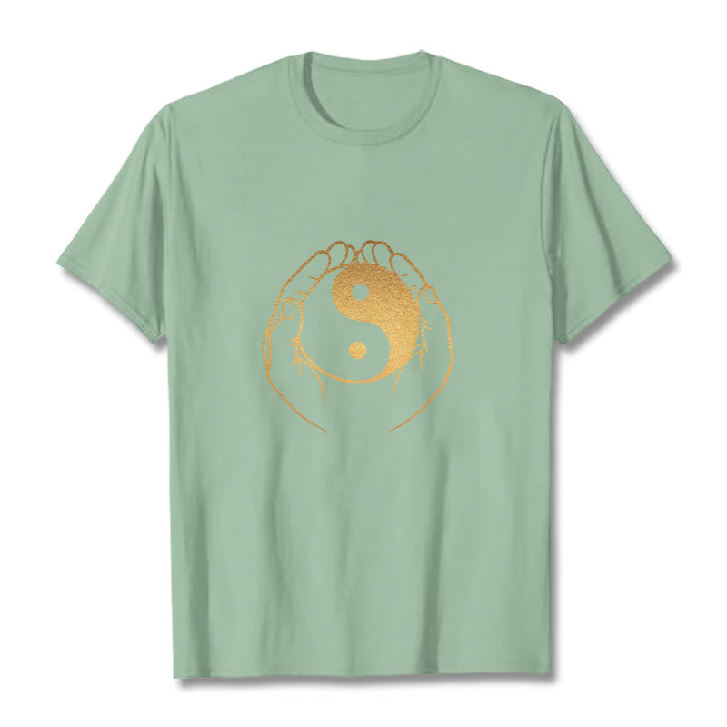 Maglietta Buddha Stones e mani che tengono uno Yin Yang dorato - Verde pallido - 2XL - image 14