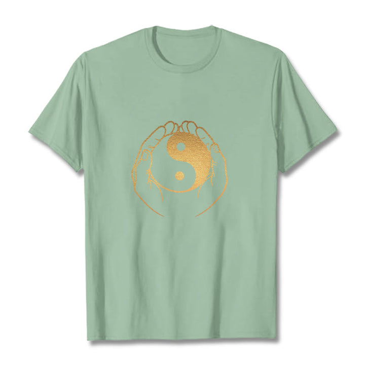 Maglietta Buddha Stones e mani che tengono uno Yin Yang dorato - Verde pallido - 2XL - image 14
