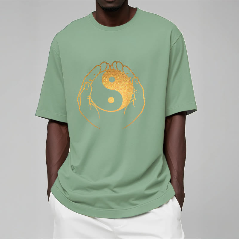 Maglietta Buddha Stones e mani che tengono uno Yin Yang dorato - image 15