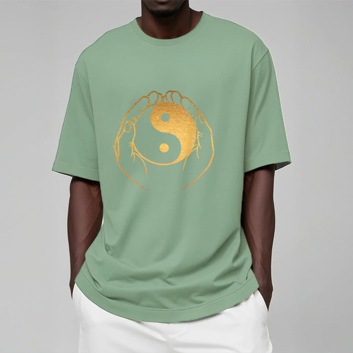 Maglietta Buddha Stones e mani che tengono uno Yin Yang dorato - image 15