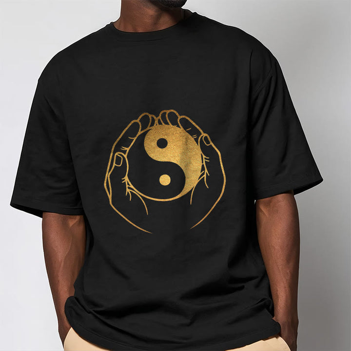 Maglietta Buddha Stones e mani che tengono uno Yin Yang dorato - image 1