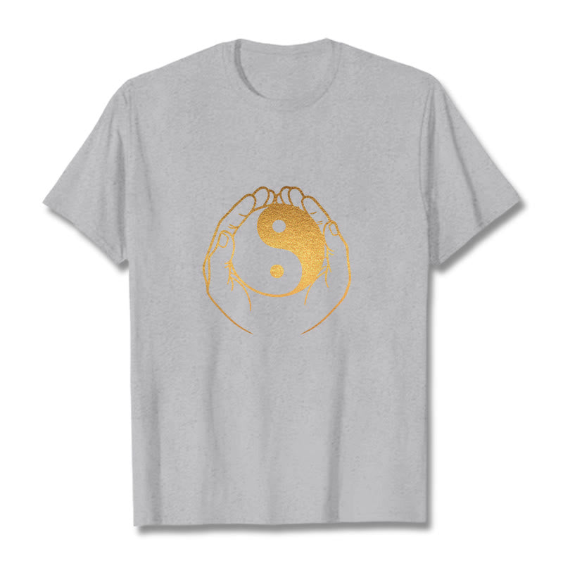 Maglietta Buddha Stones e mani che tengono uno Yin Yang dorato - Grigio chiaro - 2XL - image 11
