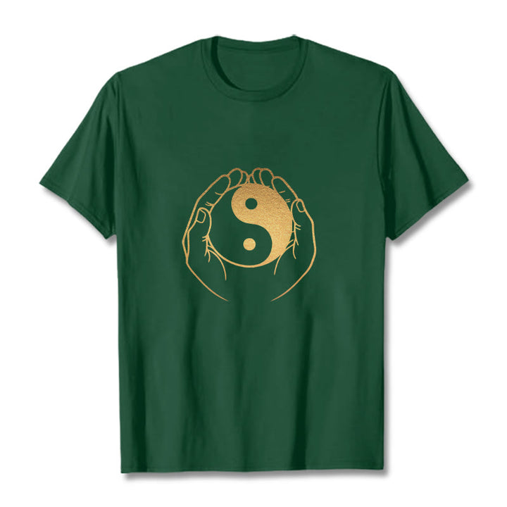 Maglietta Buddha Stones e mani che tengono uno Yin Yang dorato - Verde studentesco - 2XL - image 5